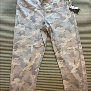 GAP Gray and White Leggings Camouflage. GapFit Eclipse Capri-Length Leggings
